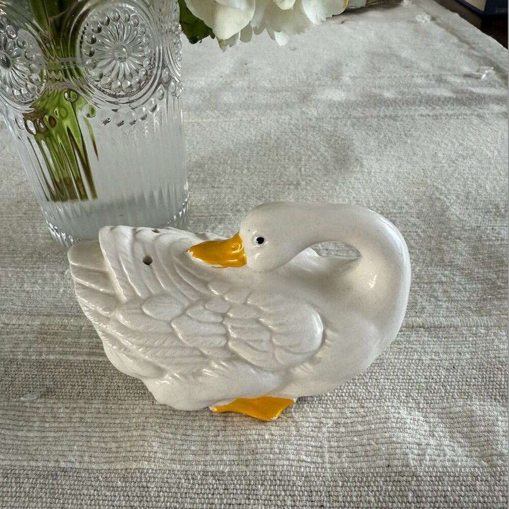Vintage Resting Swan Single Salt Shaker - Used